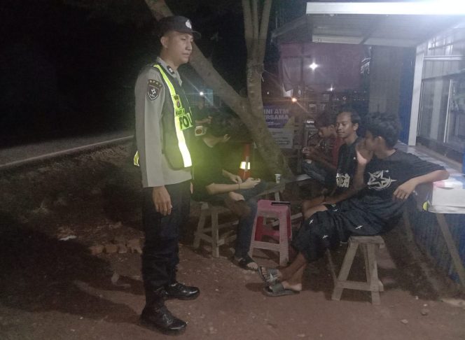 
					ANGGOTA POLSEK PULAU PETAK LAKSANAKAN PATROLI MALAM, GUNA MEWUJUDKAN KAMTIBMAS KONDUSIF DI WILAYAH KECAMATAN PULAU PETAK