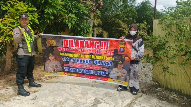 
					DALAM UPAYA PENCEGAHAN KEBARAN HUTAN DAN LAHAN, PERSONEL POLSEK PULAU PETAK SOSIALISASIKAN SANKSI PIDANA PELAKU KARHUTLA KE MASYARAKAT KECAMATAN PULAU PETAK