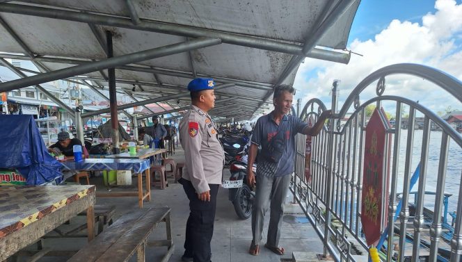
					Sat Polairud Polres Sukamara Beri Imbauan Warga Bantaran Sungai Tak Buang Sampah Sembarangan