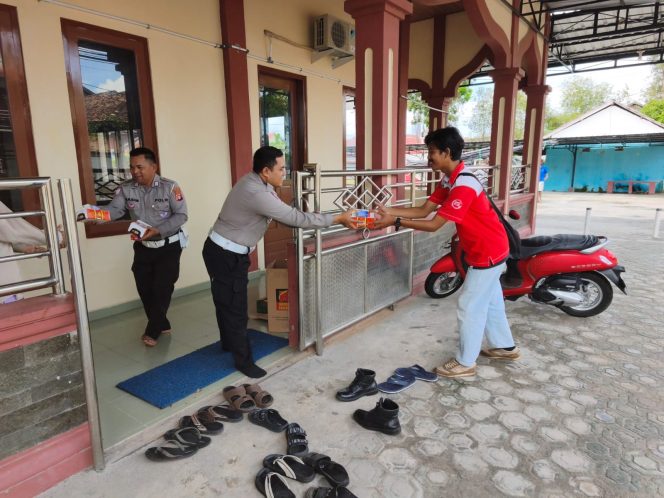 
					Menyapa Masyarakat ,Satlantas Polres Kotim Hadir  Berbagi Untuk Jama’ah Sholat Dzuhur