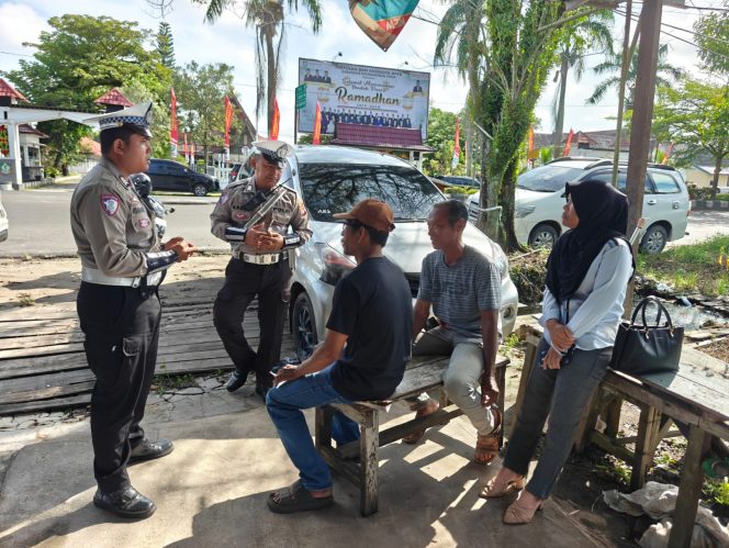 
					Patroli Siang, Satlantas Sambangi pasar dan Ajak  Masyarakat untuk  Tertib lalu lintas.