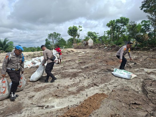
					Sinergi Nyata! Polsek Sepang Turun Langsung Bantu Petani Tampelas Siapkan Lahan Jagung 1 Hektar