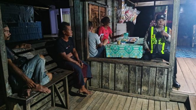 
					ANGGOTA POLSEK PULAU PETAK LAKSANAKAN PATROLI MALAM, GUNA MEWUJUDKAN KAMTIBMAS KONDUSIF DI WILAYAH KECAMATAN PULAU PETAK