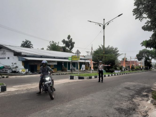 
					Berikan Rasa Aman Kepada Pengendara, Sat Lantas Polres Sukamara Gencarkan Pengaturan Pagi