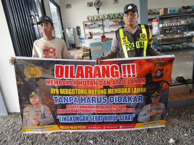 
					DALAM UPAYA PENCEGAHAN KEBARAN HUTAN DAN LAHAN, PERSONEL POLSEK PULAU PETAK SOSIALISASIKAN SANKSI PIDANA PELAKU KARHUTLA KE MASYARAKAT KECAMATAN PULAU PETAK