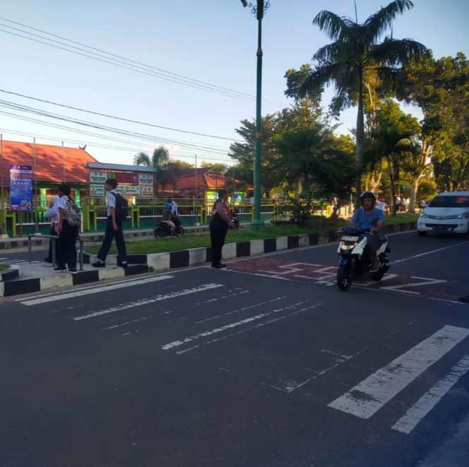 
					Sat Samapta Polres Sukamara Siagakan Personel, Laksanakan Pengaturan Pagi di Depan Sekolah