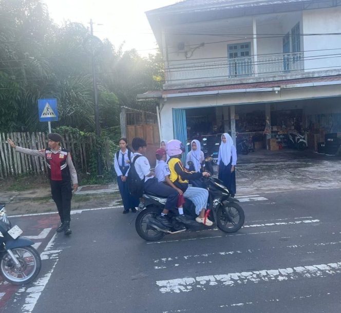 
					Hambat Celah Pelanggaran, Sat Samapta Polres Sukamara Optimalkan Pengaturan Pagi di Depan Sekolah