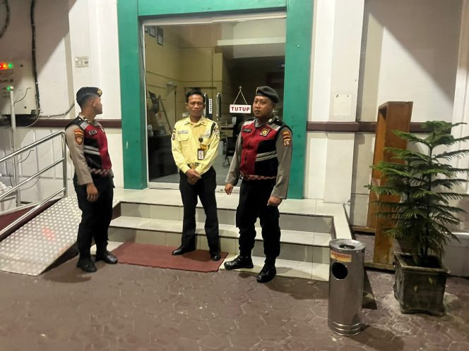 
					Sat Samapta Polres Sukamara Jaring Keamanan Finansial Lewat Patroli Malam Hari ke Area Bank Kalteng Sukamara