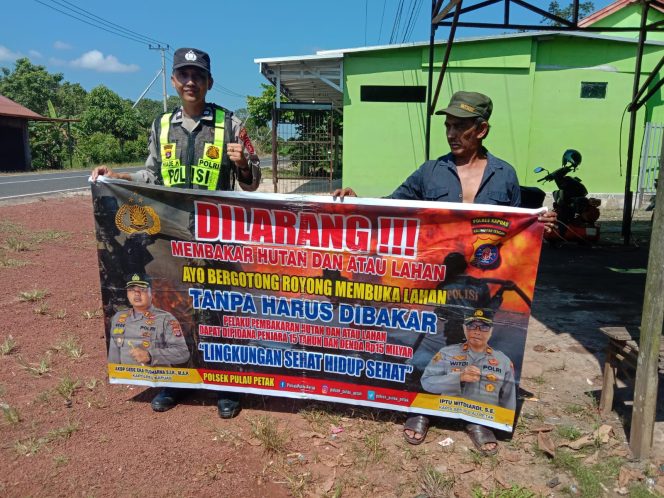 
					DALAM UPAYA PENCEGAHAN KEBARAN HUTAN DAN LAHAN, PERSONEL POLSEK PULAU PETAK SOSIALISASIKAN SANKSI PIDANA PELAKU KARHUTLA KE MASYARAKAT KECAMATAN PULAU PETAK