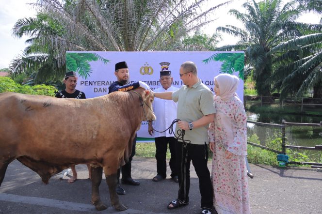 
					SEMANGAT BERBAGI, POLRES SERUYAN SERAHKAN HEWAN KURBAN UNTUK MASYARAKAT