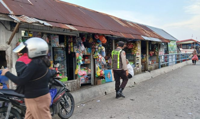 
					Antisipasi Gangguan Kamtibmas, Polsek Kapuas Barat Patroli di Dermaga Feri Saka Mangkahai
