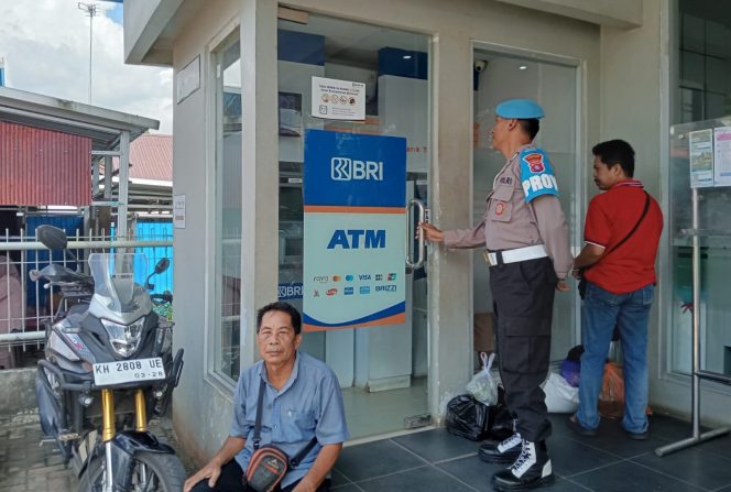
					Pasar Mingguan Ramai, Polsek Kapuas Barat Pertebal Pengamanan di Bank BRI KCP Mandomai
