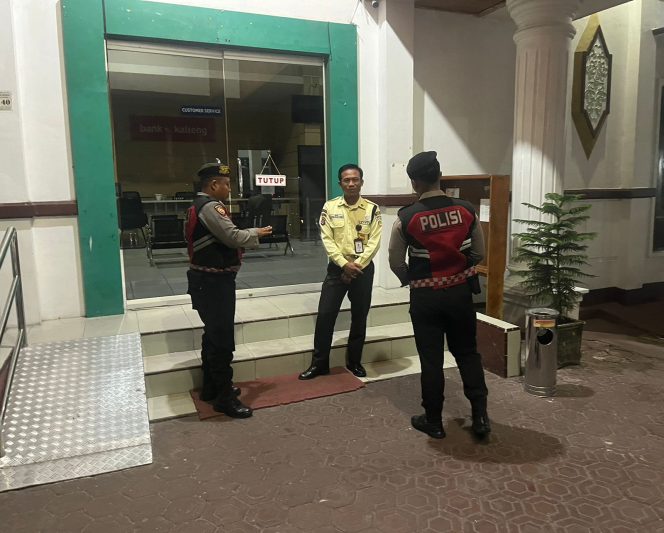 
					Mata Penjaga Malam Hari, Sat Samapta Polres Sukamara Pantau Bank Kalteng Sukamara