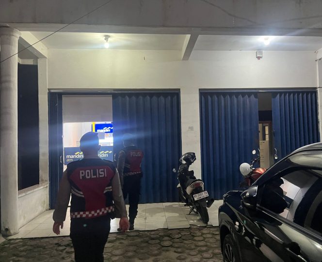 
					Jamin Keamanan Transaksi Larut Malam, Sat Samapta Sukamara Jaga Aset Bank Mandiri Sukamara