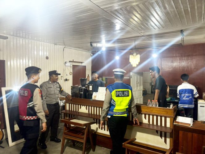 
					MALAM SUNYI DI CAFE BERANDA, POLISI HADIR BUKAN UNTUK RAZIA TAPI BERDIALOG