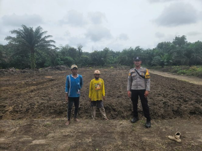 
					Dukung Program Pemerintah, Bhabinkamtibmas Desa Kartamulia Monitor Persiapan Lahan Ketahanan Pangan Poktan Berkah Tani