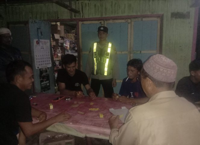 
					ANGGOTA POLSEK PULAU PETAK LAKSANAKAN PATROLI MALAM, GUNA MEWUJUDKAN KAMTIBMAS KONDUSIF DI WILAYAH KECAMATAN PULAU PETAK