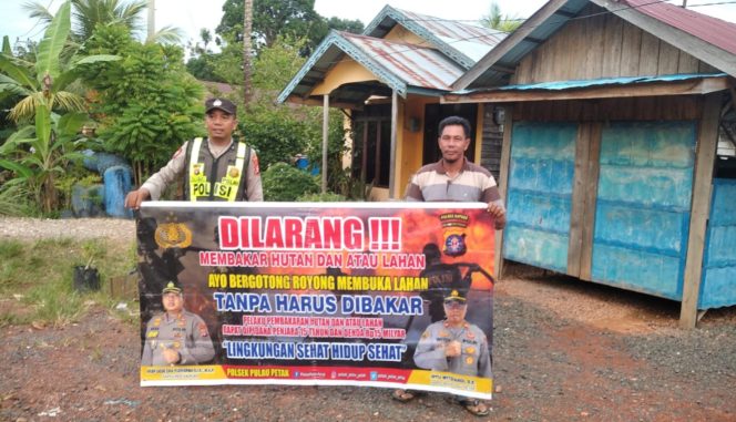 
					DALAM UPAYA PENCEGAHAN KEBARAN HUTAN DAN LAHAN, PERSONEL POLSEK PULAU PETAK SOSIALISASIKAN SANKSI PIDANA PELAKU KARHUTLA KE MASYARAKAT KECAMATAN PULAU PETAK