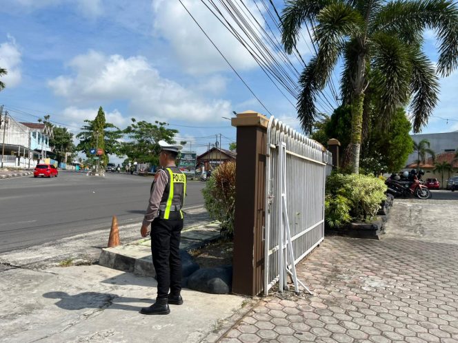 
					Berikan Rasa Aman Dan Nyaman, Personel Polres Kobar Amankan Ibadah Minggu di Gereja