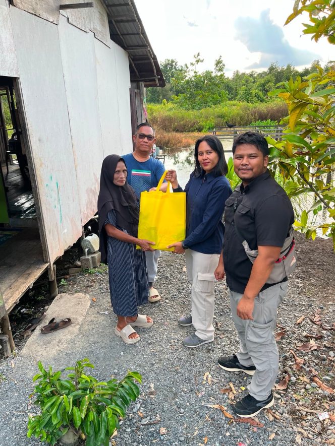 
					Satintelkam Polres Kapuas Salurkan Bantuan Sosial, Hadirkan Kepedulian untuk Warga yang Membutuhkan