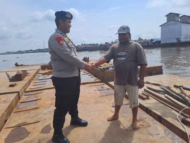 
					Satpolairud Polres Kapuas Cek Kelengkapan Alat Keselamatan kapal yang melintas DAS Kapuas