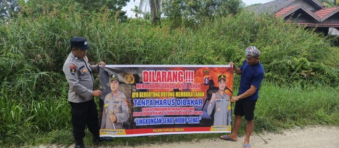 
					Anggota Polsek kapuas tengah Rutin lakukan imbauan larangan  karhutla kepada masyarakat.