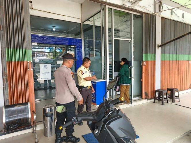 
					Personil Polsek kapuas tengah laksanakan Patroli Rutin ke bank BRI unit Pujon.