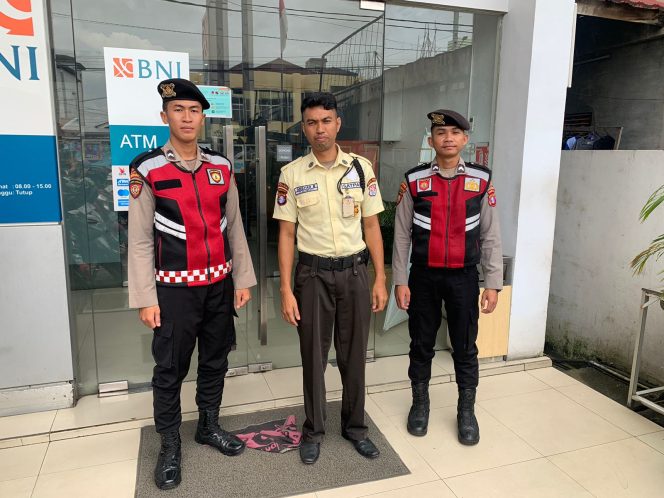 
					Patroli Rutin, Personel Satsamapta Polres Barsel Sambangi Obyek Vital
