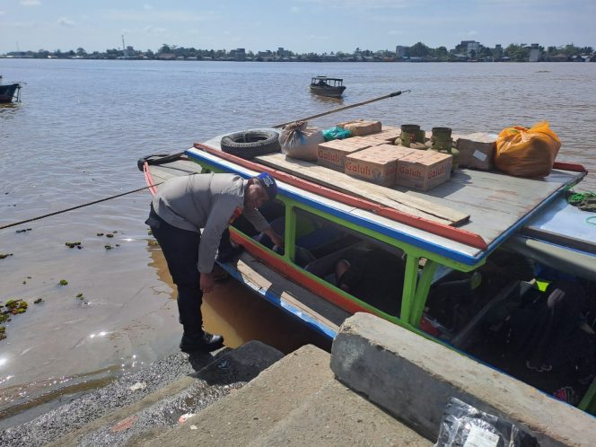 
					Satpolairud Polres Kapuas Cek Kelengkapan Alat Keselamatan kapal yang melintas DAS Kapuas