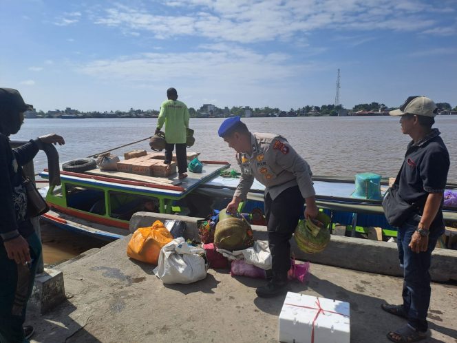 
					Personel Satpolairud Polres Kapuas Membantu Bongkar Muat Barang Penumpang ke Kapal dari Dermaga