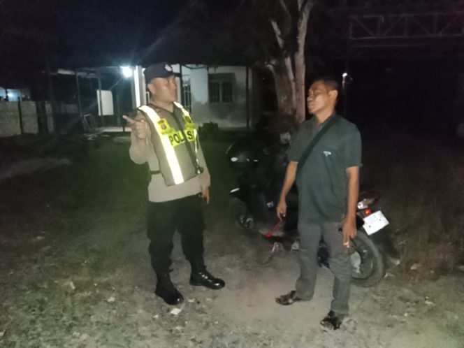 
					Cegah Gangguan Kamtibmas Malam Hari, Anggota Polsek Kapuas Timur Melaksanakan Patroli Dialogis kepada Warga Masyarakat