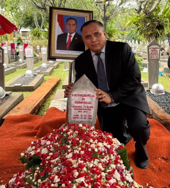 
					Kolonel Caj Charles Simamora (Mantan Sespri/Aspri Jenderal TNI (Purn) Ryamizard Ryacudu,: Beliau Bapak Bagi Kami