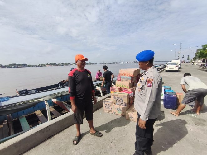 
					Satpolairud Polres Kapuas Cek Kelengkapan Alat Keselamatan kapal yang melintas DAS Kapuas