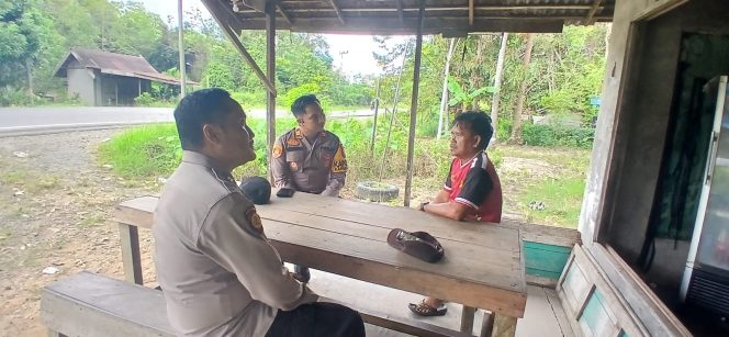 
					Polsek Kapuas Timur Sambangi Tokoh Adat di Desa Anjir Mambulau Barat