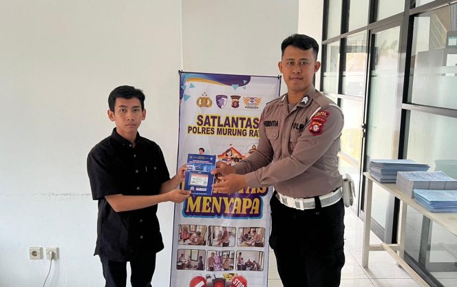 
					Polantas Menyapa Jadi Jembatan Komunikasi Antara Petugas SIM Satlantas Polres Mura dengan Masyarakat