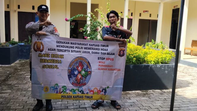 
					Putus Penyebaran Berita Hoax, Polsek Kapuas Timur Sampaikan Stop Hoax Kepada Warga Masyarakat dan Bijak dalam Menerima dan Menyampaikan Informasi