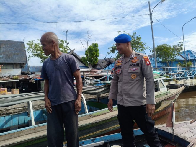 
					Satpolairud Polres Kapuas Cek Kelengkapan Alat Keselamatan kapal yang melintas DAS Kapuas