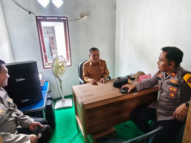 
					Polsek Kapuas Timur Sambangi Tokoh Masyarakat di Desa Anjir Serapat Baru