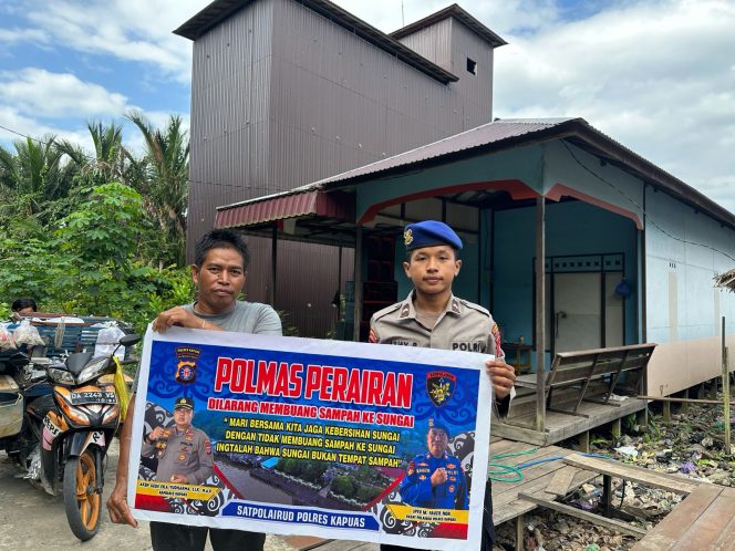 
					Tingkatkan Kesadaran Kebersihan Lingkungan, Satpolairud Imbau Masyarakat Pesisir Untuk Tidak Membuang Sampah Ke Sungai
