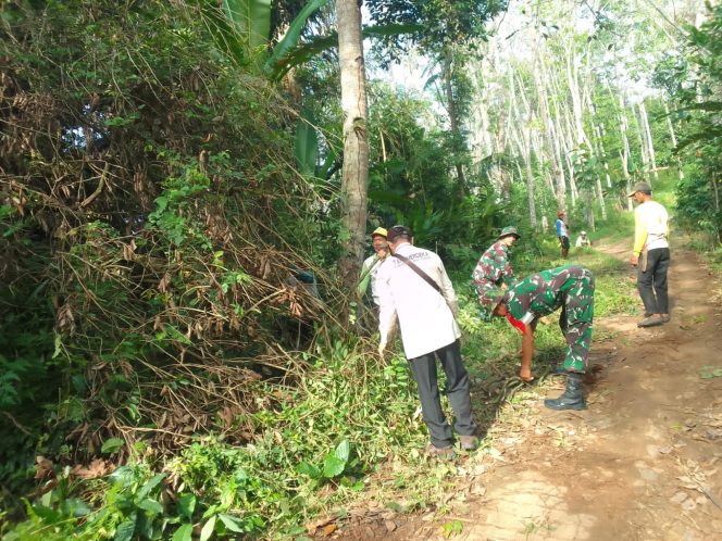 
					Bersihkan Badan Jalan, Ketua TMI Way Kanan Bersama Babinsa dan Warga Dua Kecamatan Kompak Gotong Royong