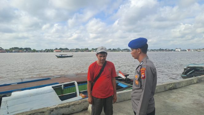 
					Satpolairud Polres Kapuas Cek Kelengkapan Alat Keselamatan kapal yang melintas DAS Kapuas