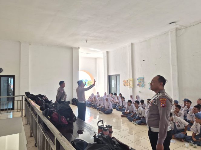
					Satlantas Polres Kotim menggelar kegiatan Police Go to School di Sekolah Rakyat Terpadu (SRT)