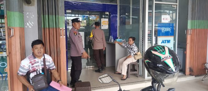 
					Personil Polsek kapuas tengah laksanakan Patroli Rutin ke bank BRI unit Pujon.