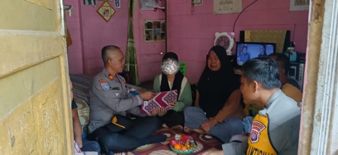 
					Sambut HUT Bhayangkara Ke-80, Polres Barito Utara Salurkan Bantuan Sosial untuk Warga Penderita Tumor