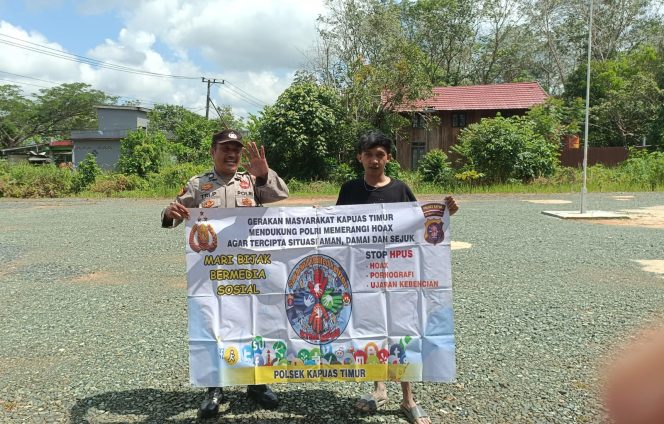 
					Putus Penyebaran Berita Hoax, Polsek Kapuas Timur Sampaikan Stop Hoax Kepada Warga Masyarakat dan Bijak dalam Menerima dan Menyampaikan Informasi