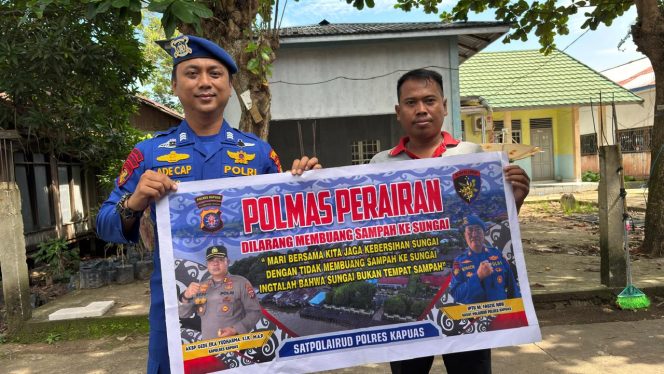 
					Tingkatkan Kesadaran Kebersihan Lingkungan, Satpolairud Imbau Masyarakat Pesisir Untuk Tidak Membuang Sampah Ke Sungai