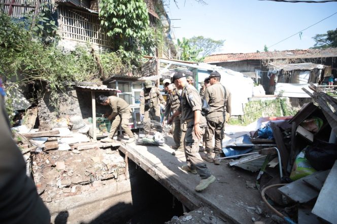 
					Satpol PP Tertibkan Sejumlah Bangunan Liar di Atas Sungai Cikakak
