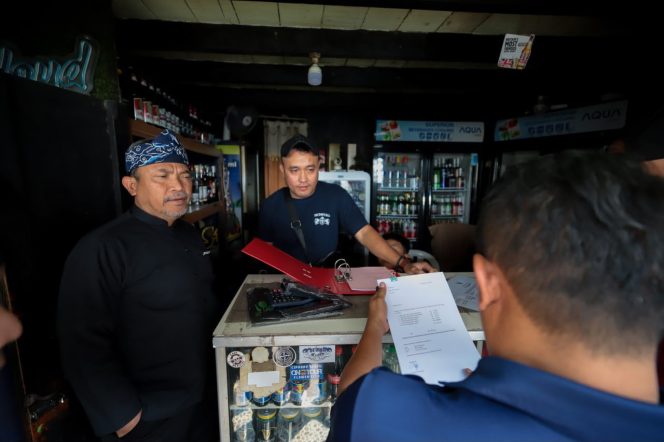 
					Gerak Cepat Respon Aduan Warga, Satpol PP Kota Bandung Segel Empat Kios Miras Ilegal