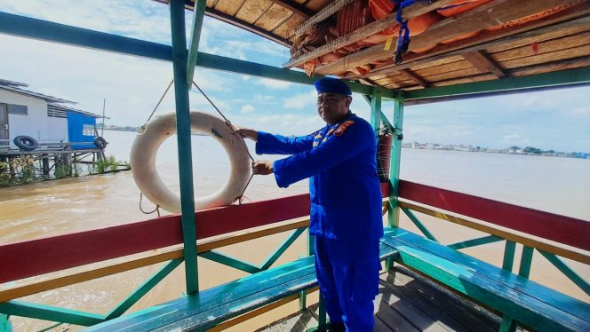 
					Satpolairud Polres Kapuas Cek Kelengkapan Alat Keselamatan kapal yang melintas DAS Kapuas