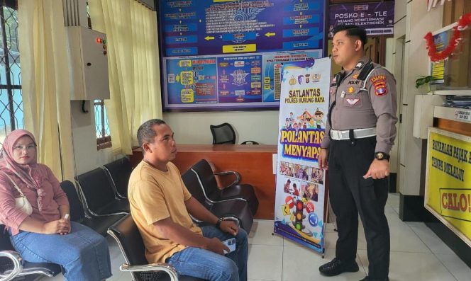 
					Petugas Samsat Polres Murung Raya Edukasi dan Pemohon Lengkapi Administrasi Bayar Pajak Lewat Polantas Menyapa